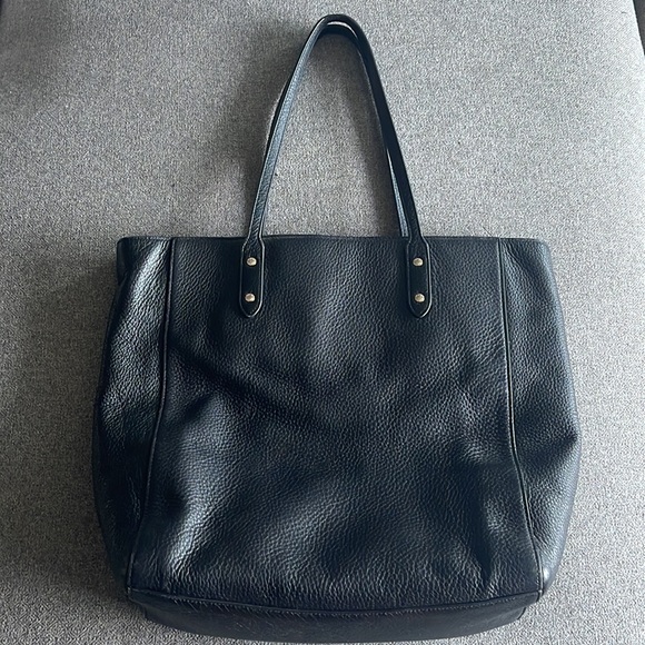 Coach shoulder tore bag with additional front clasp pocket - Picture 3 of 8